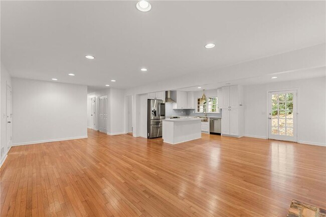 Building Photo - 4540 Club Valley Dr NE