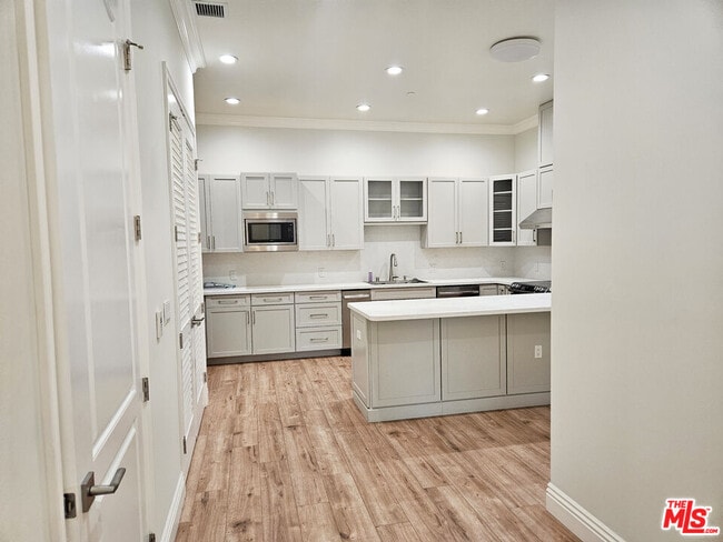 Building Photo - 944 S Serrano Ave