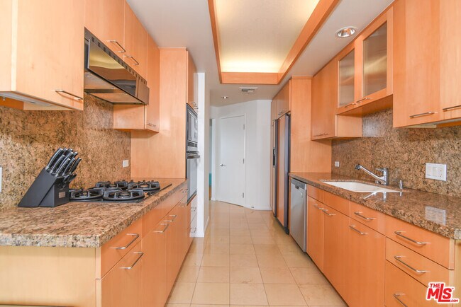 Building Photo - 13600 Marina Pointe Dr