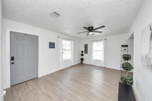 Building Photo - 2210 Detering St