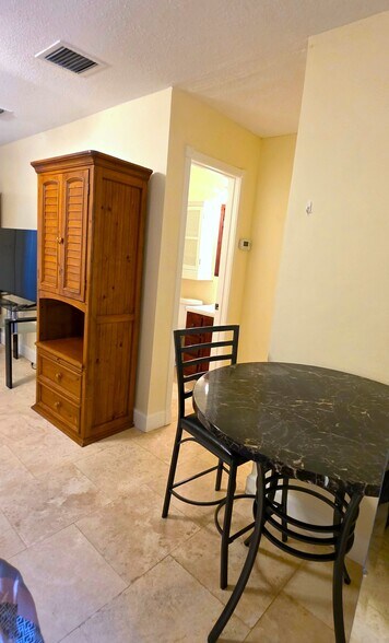 Building Photo - 10910 Diego Dr N