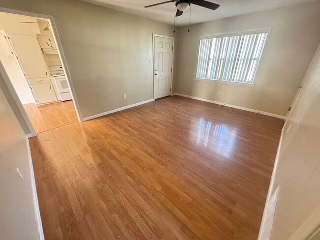 Building Photo - 2601 Live Oak Dr