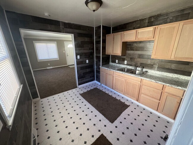 Building Photo - 2-bedroom, newly remodeled home on Flint's Southwest side.