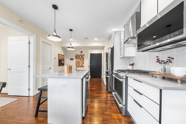 Building Photo - Stylish 2BR/2BA Bi-Level Condo with Private Roof Deck and Covered Parking!