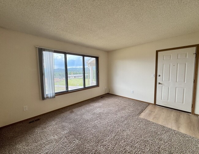 Building Photo - 640 Coraline Ave
