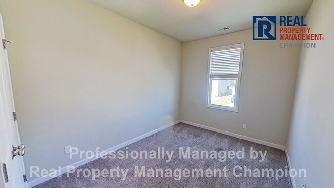 Building Photo - Beautiful Townhome with Open Floorplan and Covered Patio