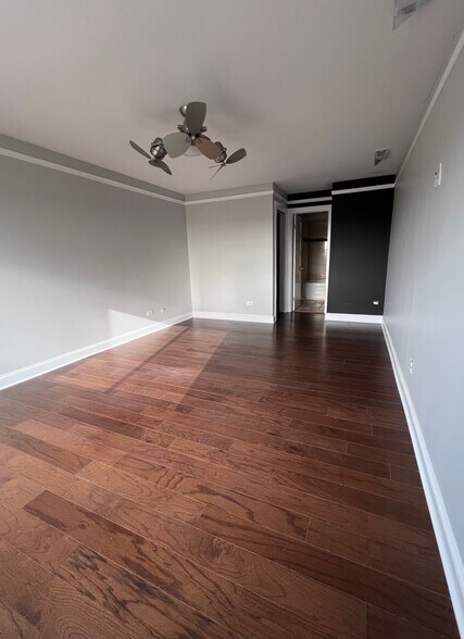 Building Photo - 9242 Gross Point Rd