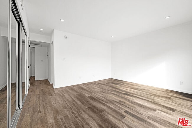 Building Photo - 136 S Palm Dr