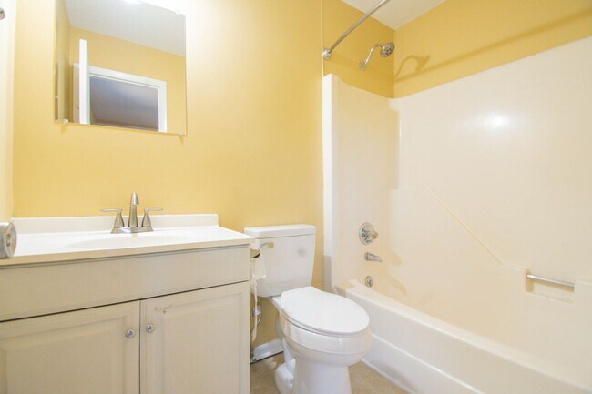 Building Photo - 3 Bedroom 2 Bathroom Fully Updated!!