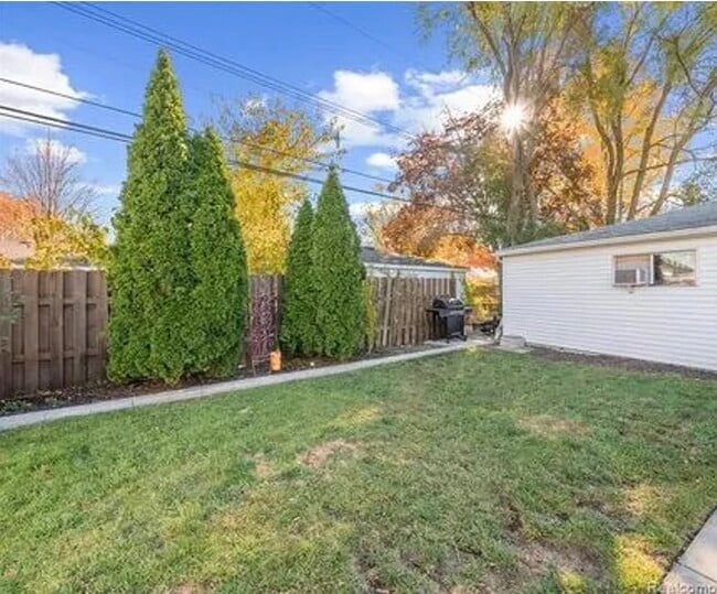 Building Photo - 6838 Moccasin St