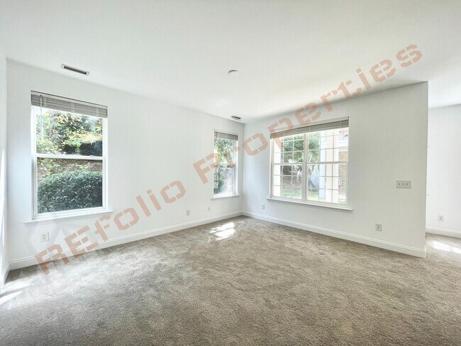 Building Photo - Beautiful 2 Story 3 Bedroom 2.5 Bath Townh...