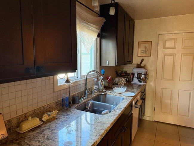 Building Photo - Charming Eastside Olympia Home Move-in goal June 5th .