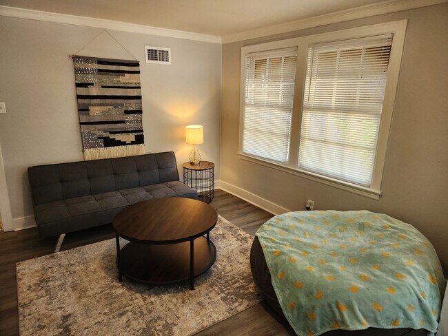 Building Photo - Cozy Apartment located near UAMS!