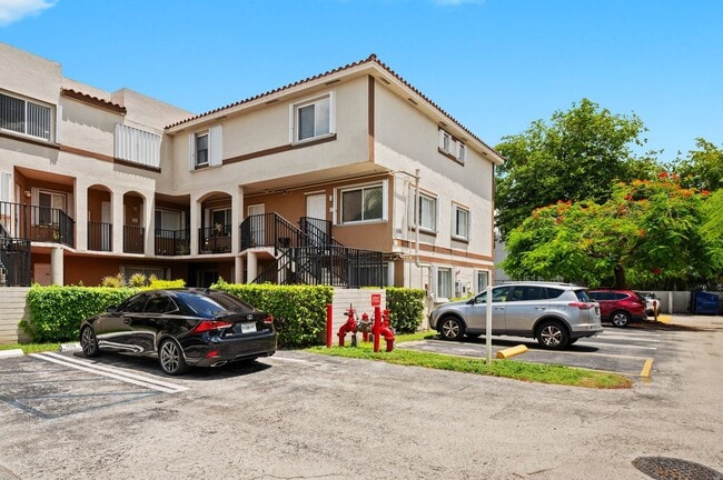 Building Photo - Newly Renovated 2 bed and 3 bath Townhome ...