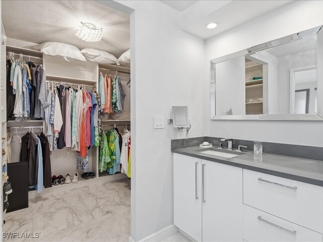 Building Photo - 2750 Gulf Shore Blvd N