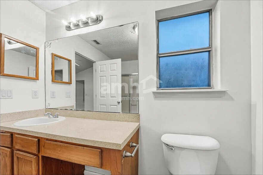 Building Photo - 577 Lady Lake Rd W