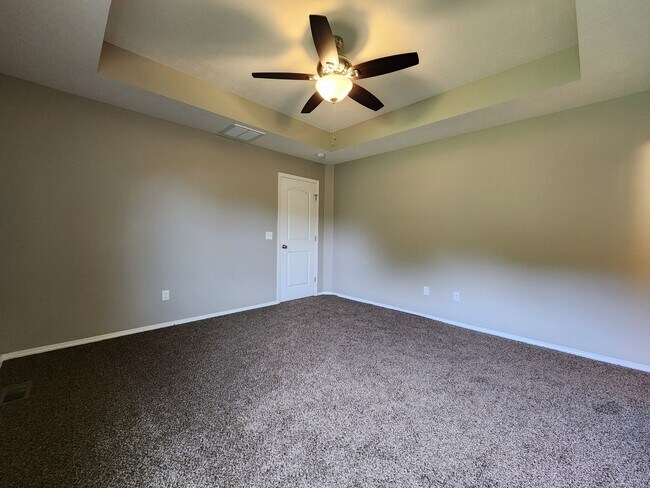 Building Photo - Spacious 3-Bedroom, 2-Bathroom Home AVAILA...