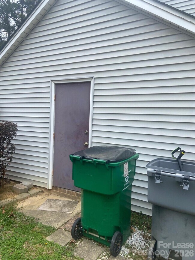 Building Photo - 6621 Pinta Ct