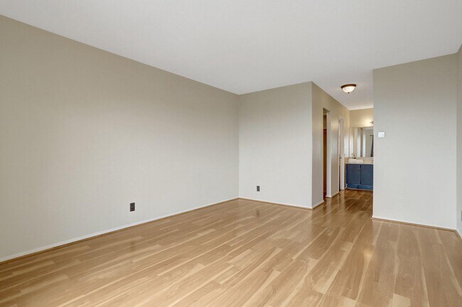Building Photo - 307 Yoakum Pkwy
