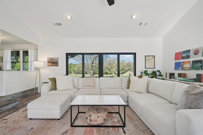 Building Photo - 730 Vanguard St