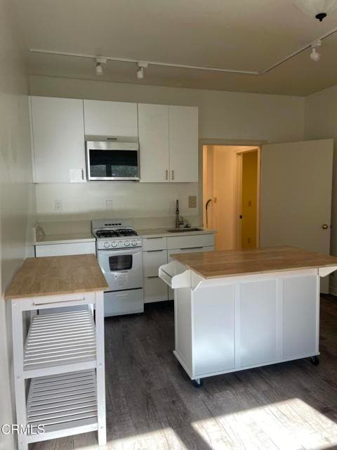 Building Photo - 233 Camino La Madera