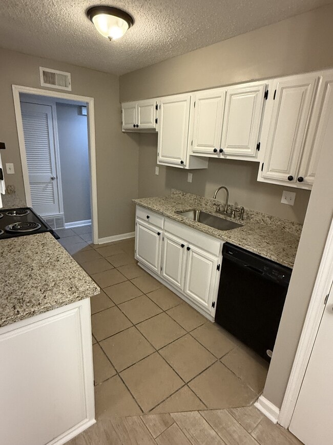 Building Photo - 855 Charter Oak Dr