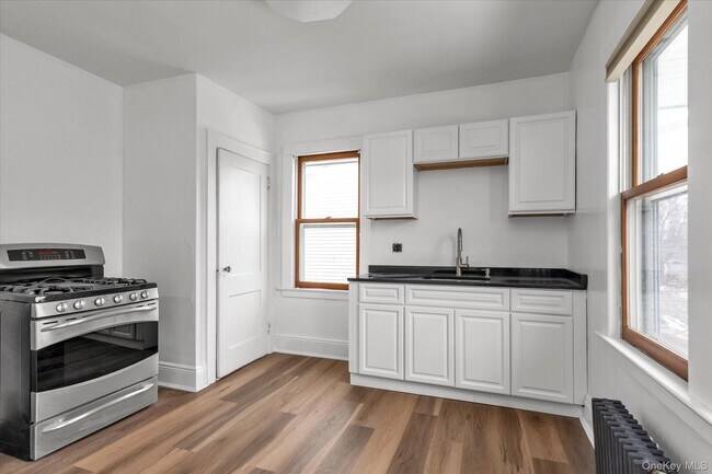 Building Photo - 23 Thompson Pl