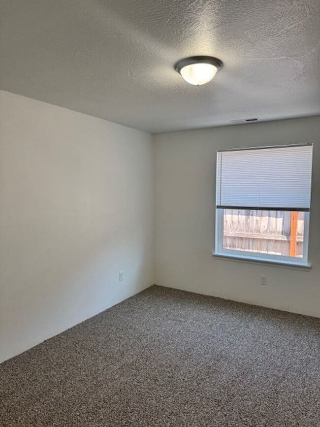 Building Photo - 3 BEDROOMS SINGLE LEVEL HOME