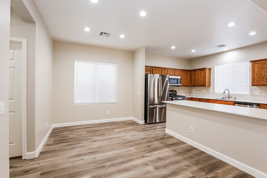 Building Photo - 7132 Mercurio Ave