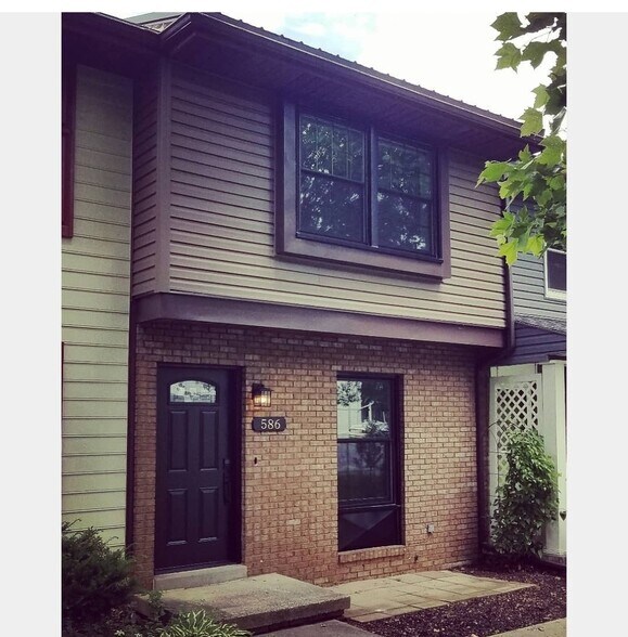 Building Photo - 586 Peachview Ln