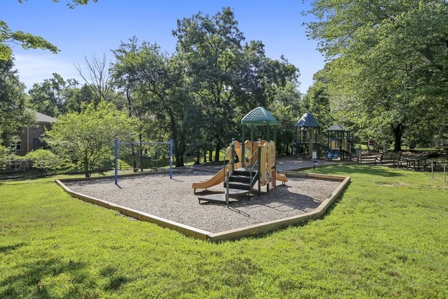 Building Photo - 2649 S Walter Reed Dr