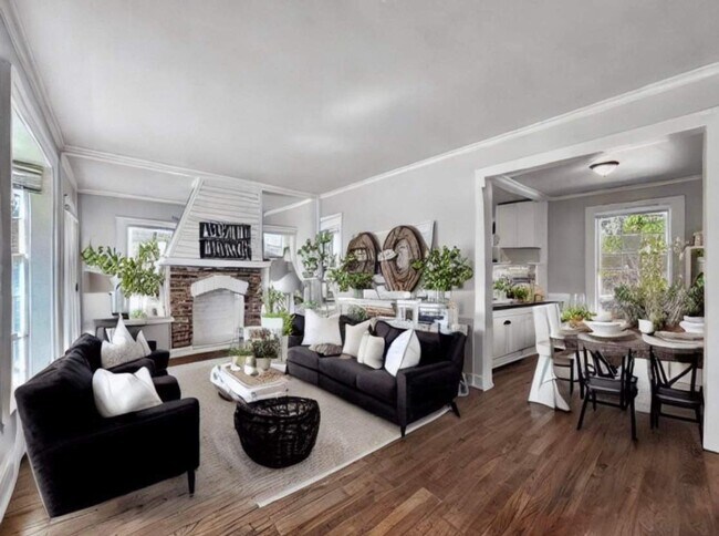 Building Photo - 2 bedroom 1 bath bungalow in the heart of ...