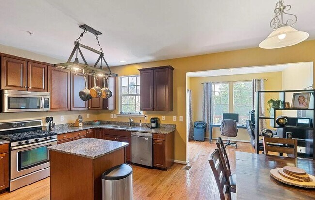 Building Photo - 3 level End Unit townhouse w/bump out in B...