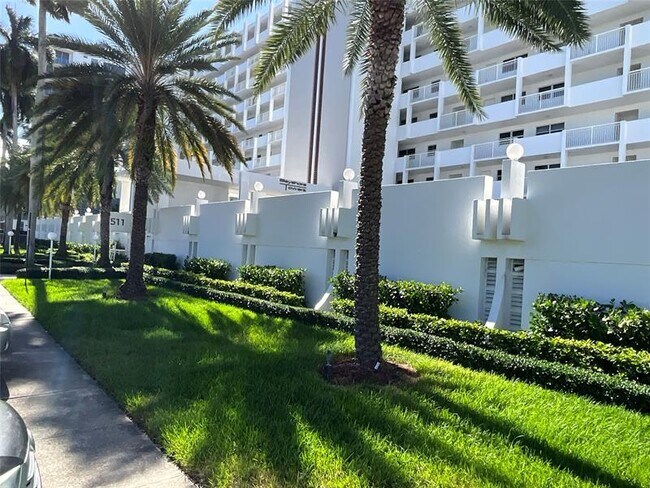 Building Photo - 511 Bayshore Dr