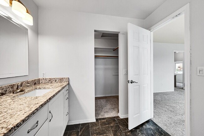 Building Photo - $2,995, 4 bed, 3.5 bath, located in Monume...
