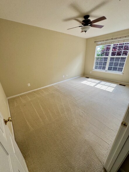 Building Photo - 43825 Hickory Corner Terrace