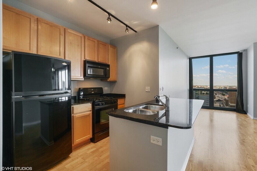 Building Photo - 210 S Desplaines St