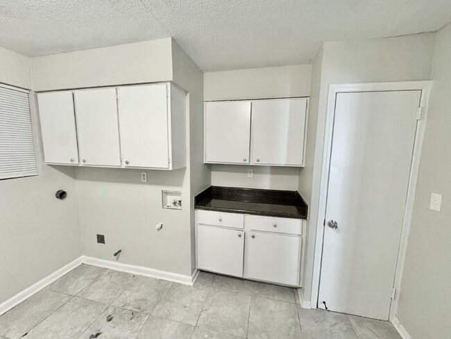 Building Photo - 4079 Forest View Dr