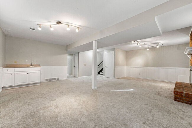 Building Photo - Updated Home in Windsor Park!