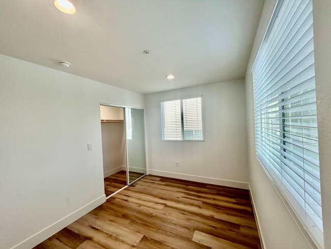Building Photo - NewB La T 8418