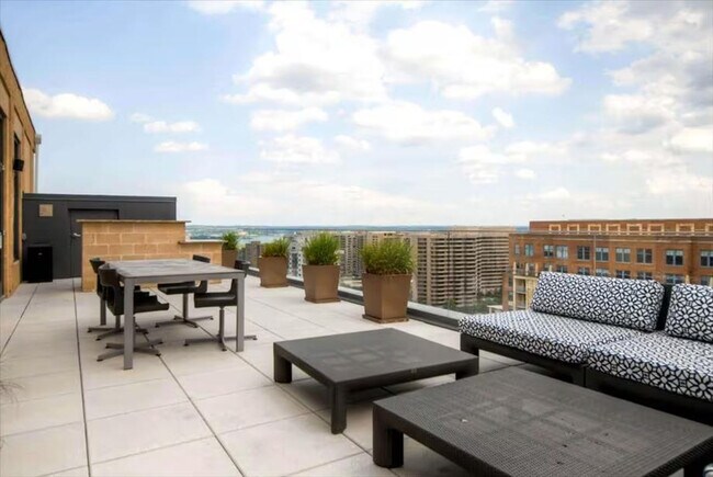 Building Photo - 1405 S Fern St