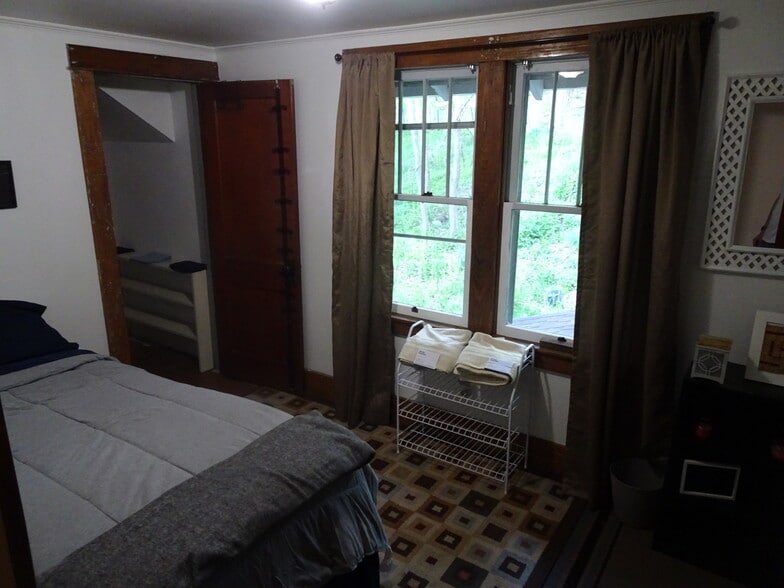 Building Photo - 718 Cliff St