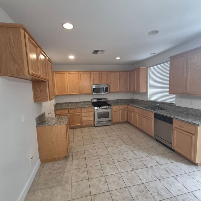 Building Photo - Natomas Home available for Speedy Move in.