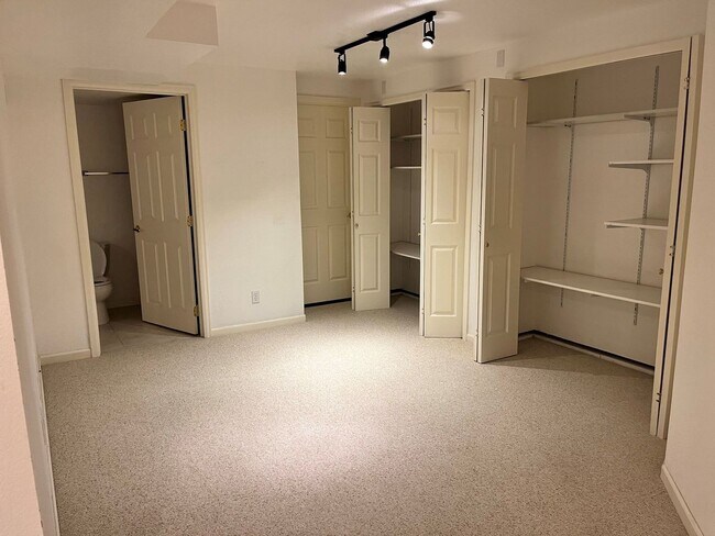 Building Photo - Spacious Townhouse Available in Lafayette