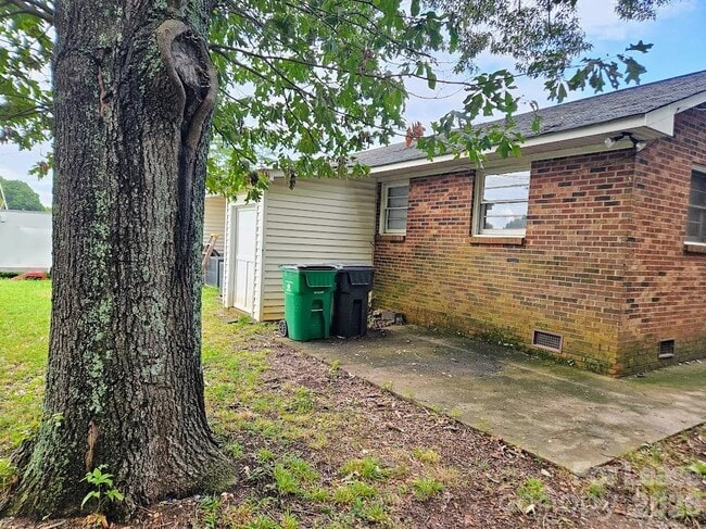 Building Photo - 1221 Auten Rd