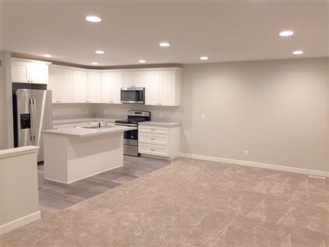 Building Photo - Spacious 2 Bed/2 Bath Condo in Prime Location