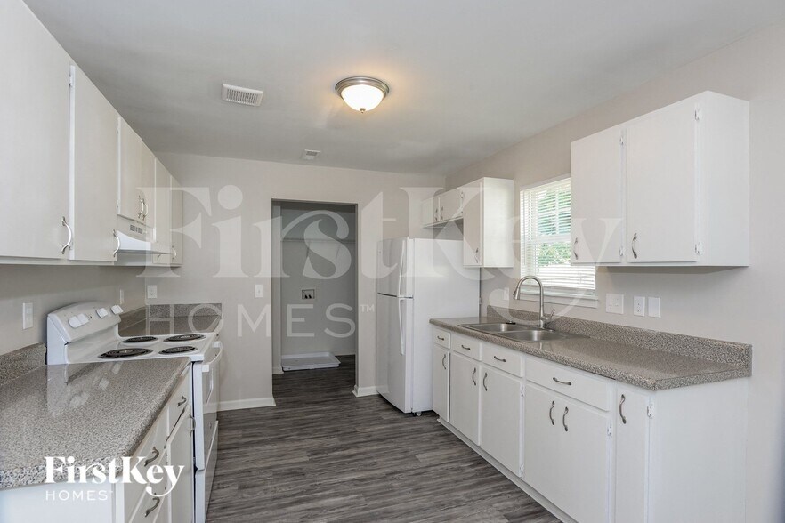 Building Photo - 3018 Amay James Ave