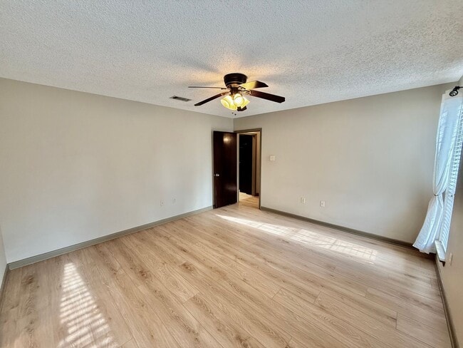 Building Photo - Spacious 3BR/2BA Home in Terre Haute – Fireplace, Garage, Fenced Yard + Lawn Care Included