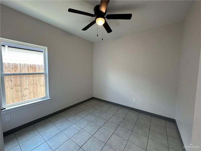 Building Photo - 2232 S Vly Cir