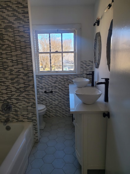 Building Photo - 701 College St